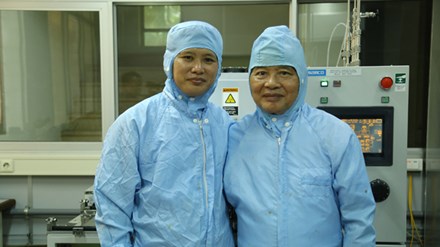 GS.TSKH Thân Đức Hiền (bên phải), trong phòng thí nghiệm của Viện Đào tạo quốc tế về khoa học vật liệu
