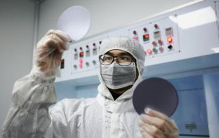 Kiểm tra chip ôtô ở một nhà máy của tỉnh An Huy